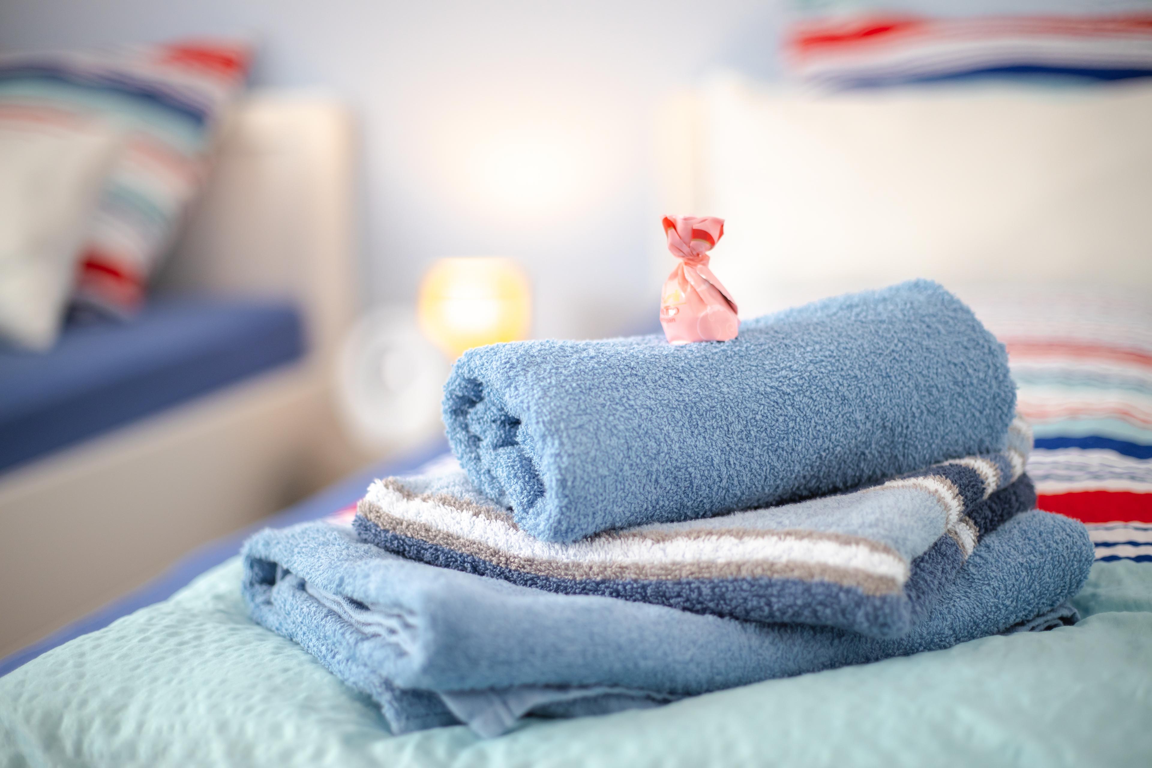 Handtücher im blauen Schlafzimmer