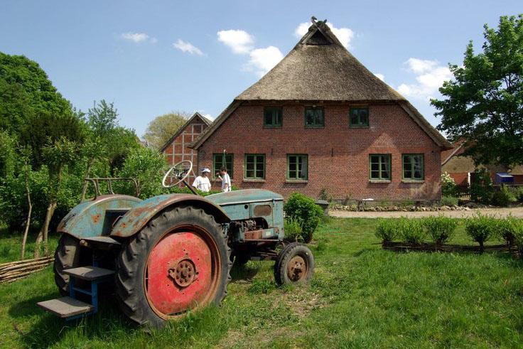 Museumbauernhof - Traktor vor Haupthaus