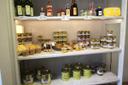 Auswahl an Honigprodukten im Ladengeschäft