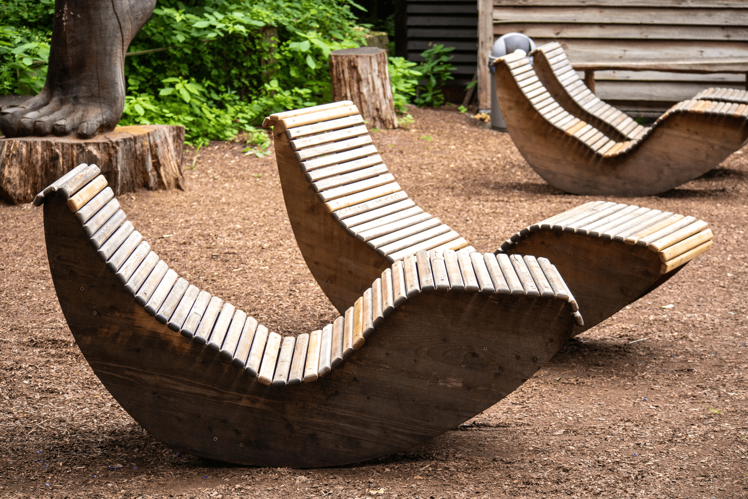 Sitzbänke im Barfußpark Egestorf