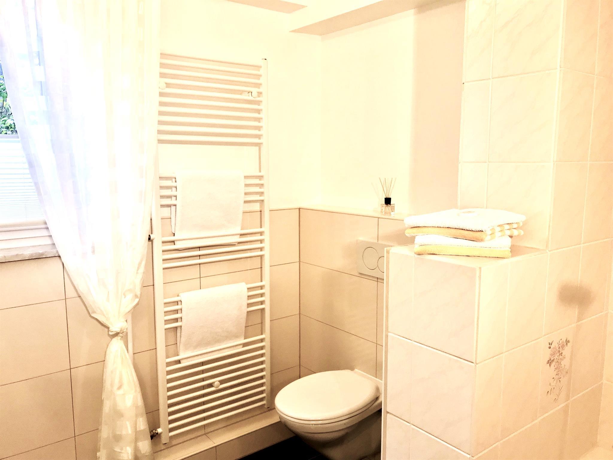 Bad in der 3-Zimmer-Komfort-Wohnung Ferienwohnungen Heidelerche