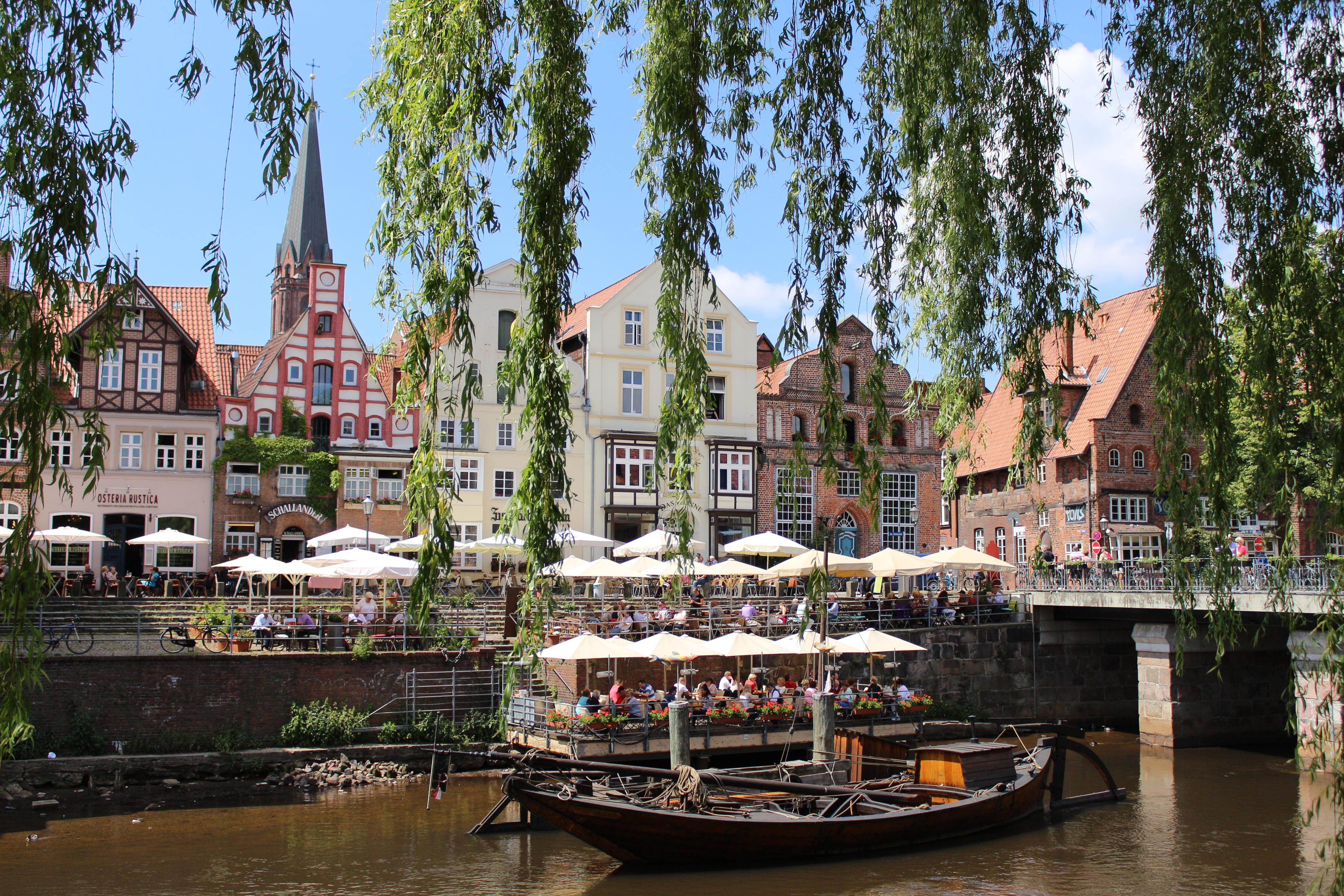 Blick auf den Stintmarkt im Lüneburger Wasserviertel.