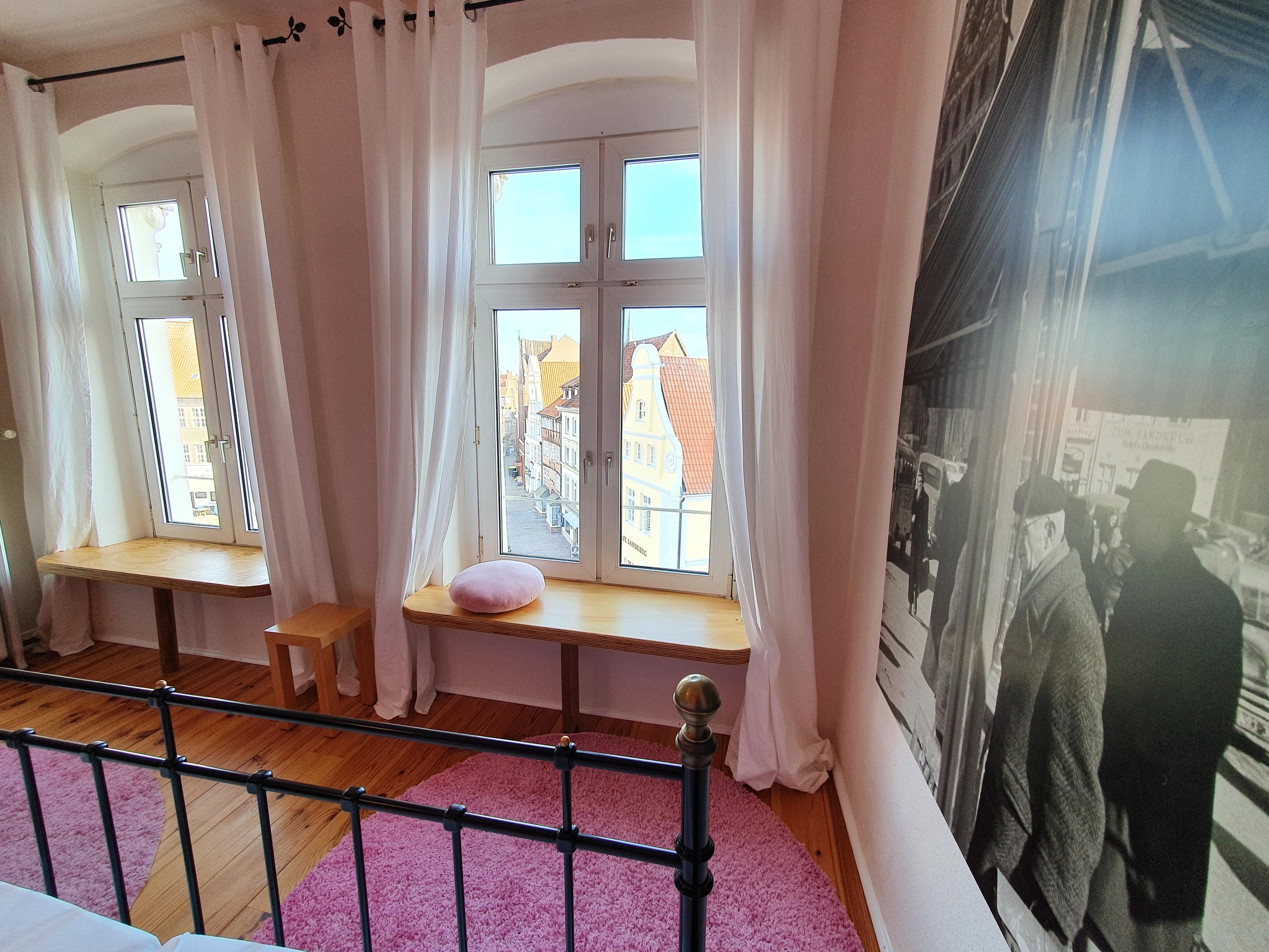 Historische Lüneburgfotos hängen im Großformat in den Zimmern der zweiten Etage.