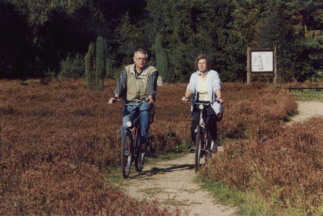 Paar bei einer Radtour in der Heide 