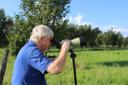 Storchenpastor Behrmann beobachtet die jungen Störche im Nest in Ahrnsbeck